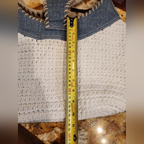 Tommy Hilfiger crochet purse. - Picture 8 of 8